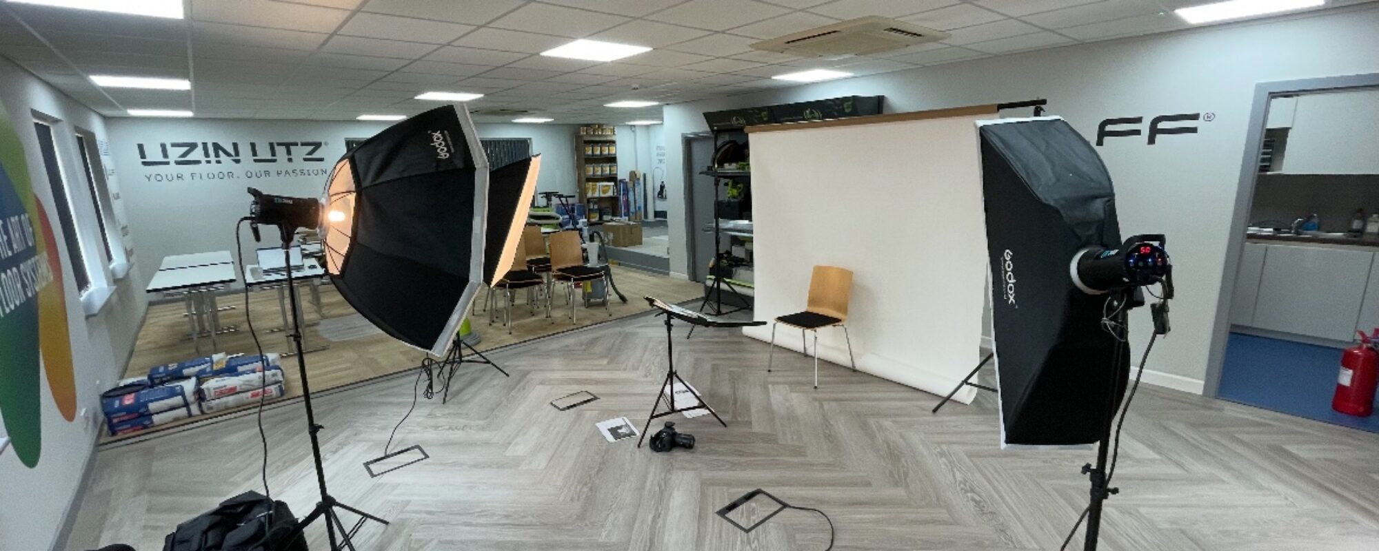 UzinUTZ Corporate Headshots Setup with backdrop, tripod lighting and facial light reflector. Emma Milestone